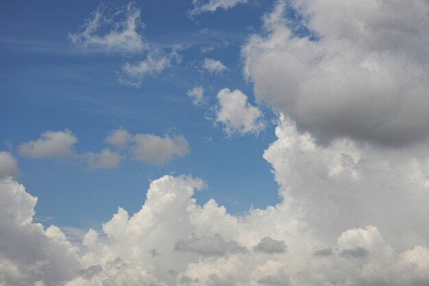 Nubes blancas con el cielo azul detrás