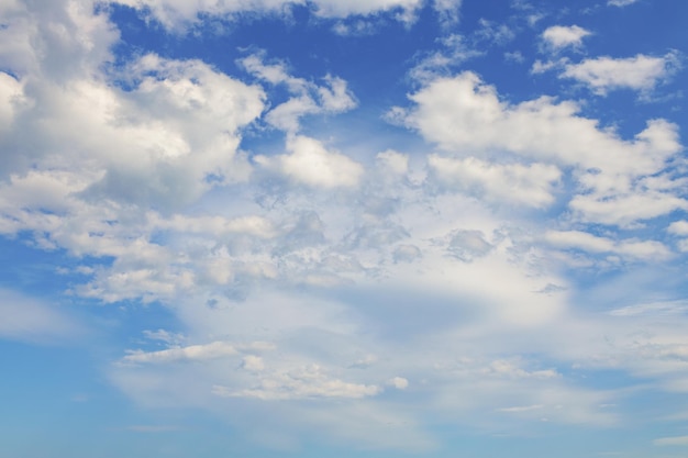 Nubes blancas en el cielo azul en un día soleado