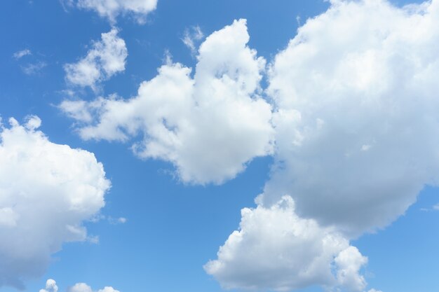 Nubes blancas con cielo azul de fondo