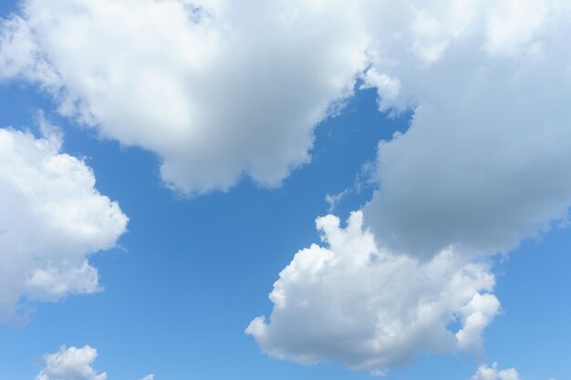 Nubes blancas con cielo azul de fondo