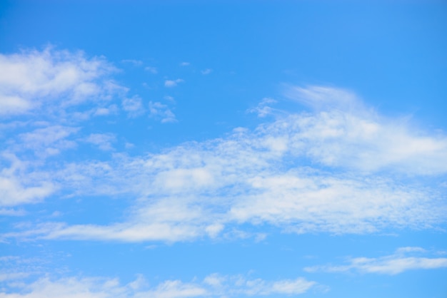 Nubes blancas con cielo azul de fondo