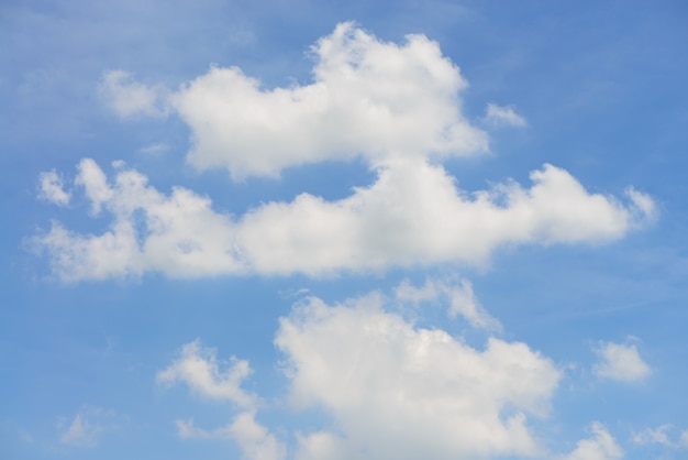 Nubes blancas con cielo azul de fondo