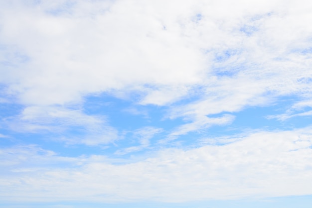 Nubes blancas con cielo azul de fondo