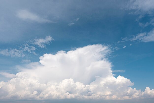 Nubes blancas en un cielo azul a la luz del día