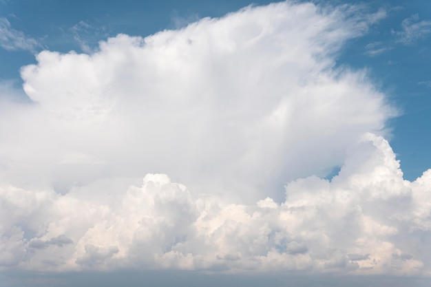 Nubes blancas en un cielo azul a la luz del día