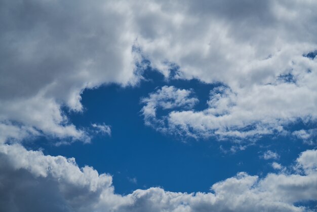 Nubes blancas en el cielo azul