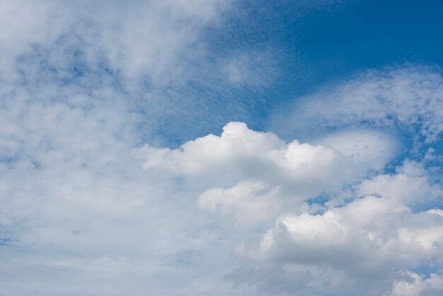 Nubes blancas en el cielo azul