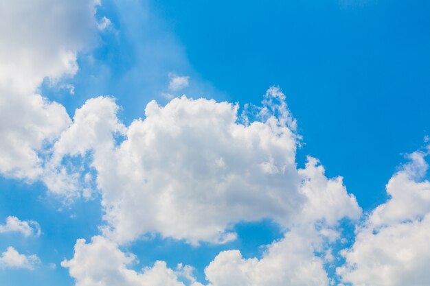 Nubes blancas en el cielo azul