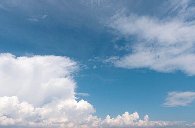 Nubes blancas en un cielo azul