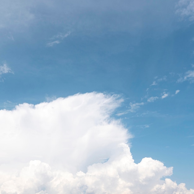 Nubes blancas en un cielo azul