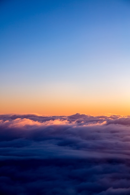 Nubes blancas y cielo azul