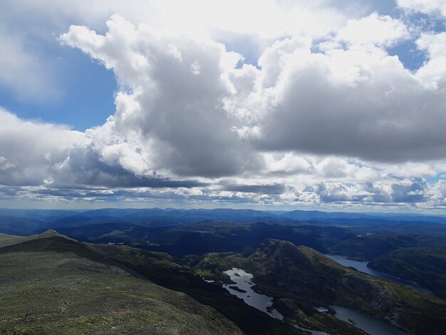 Nubes blancas en el cielo sobre el valle en Tuddal Gaustatoppen, Noruega