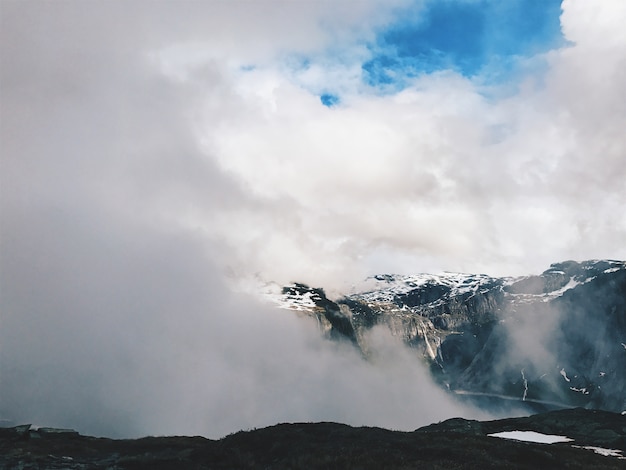 Las nubes blancas cubren magníficos fiordos de Noruega