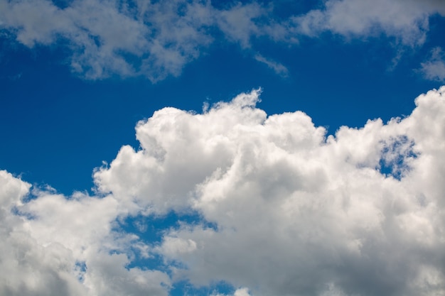 Nubes blancas mullidas en el cielo despejado