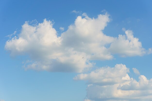 Nubes blancas sobre el cielo azul