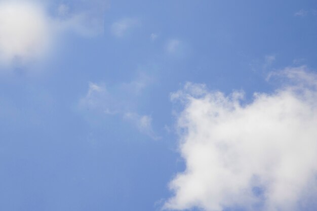 Nubes en el cielo azul claro