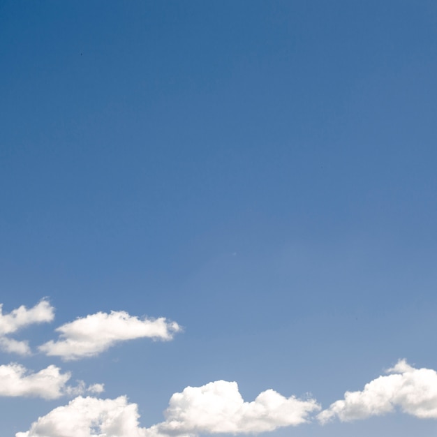 Nubes en el cielo azul claro