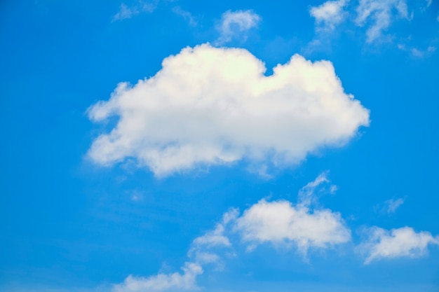 Foto gratuita nubes en un cielo limpio