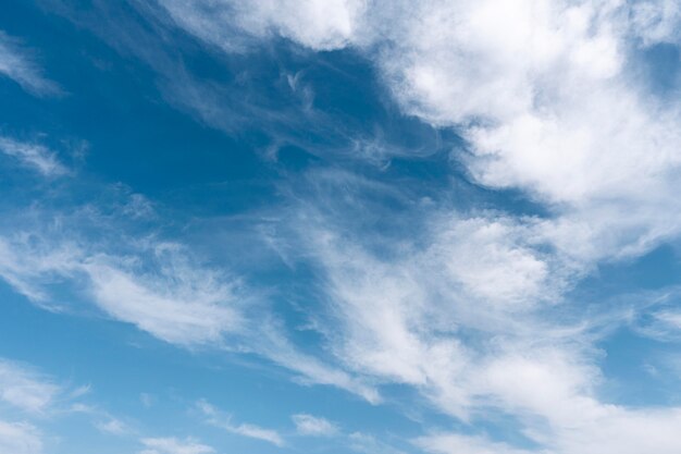 Nubes en el cielo tiro horizontal