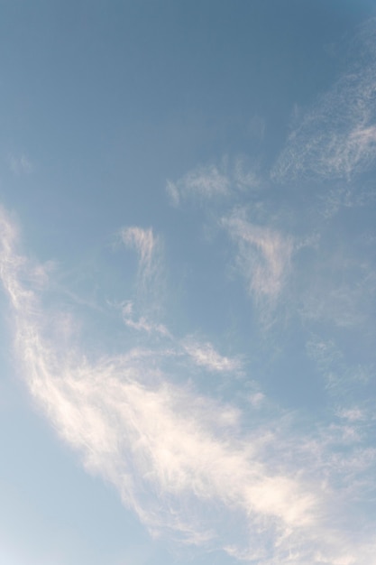 Foto gratuita nubes en el cielo tiro vertical