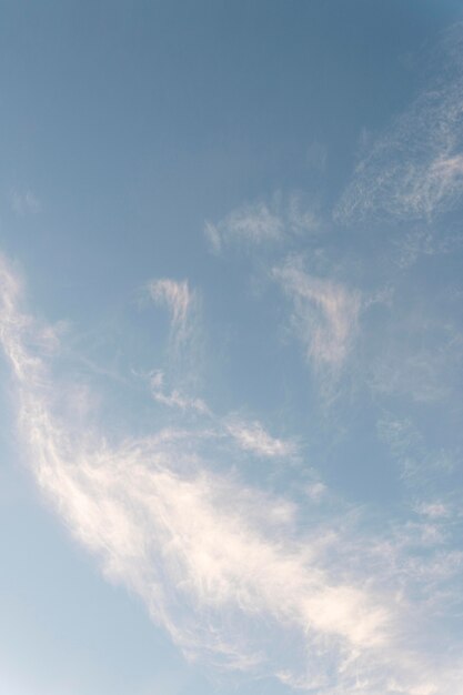 Nubes en el cielo tiro vertical