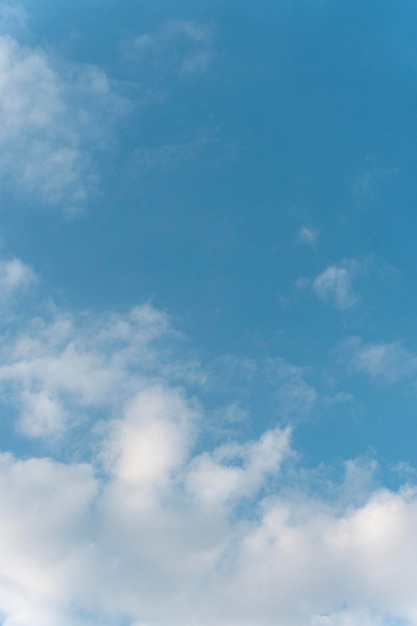 Foto gratuita nubes en el cielo tiro vertical