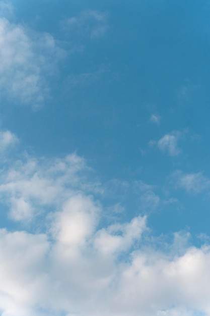 Nubes en el cielo tiro vertical