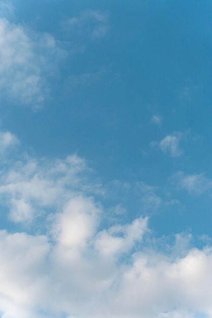 Nubes en el cielo tiro vertical