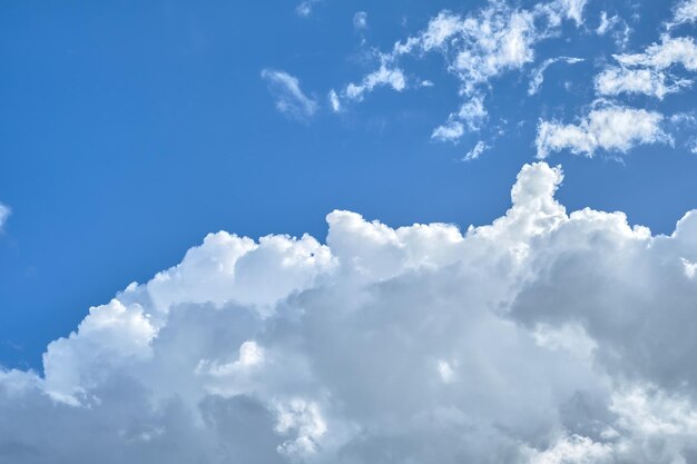 Nubes de cúmulos brillantes en el cielo en una tarde de primavera una hermosa vista una idea para un fondo