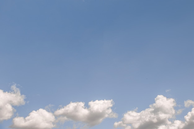 Nubes esponjosas en el cielo azul