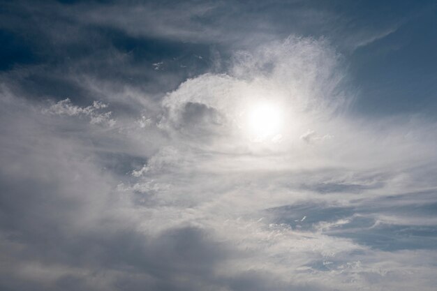 Nubes esponjosas en un cielo ventoso con sol