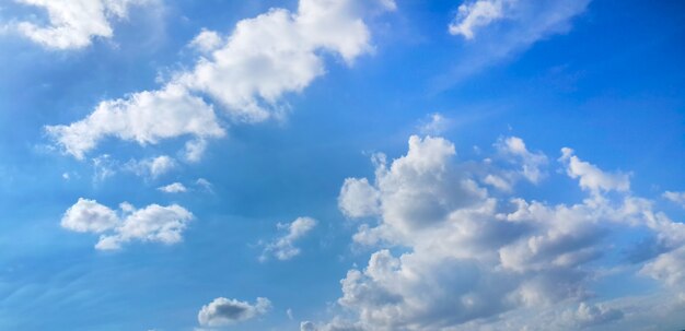 Nubes en fondo de cielo azul