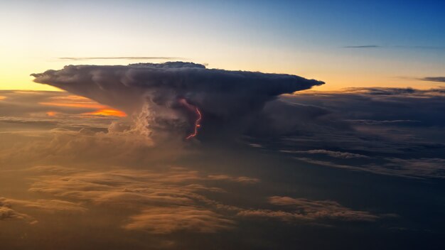 Nubes grises y blancas