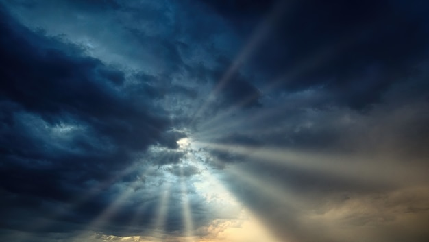 Foto gratuita nubes grises durante el día