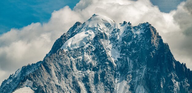 Nubes y montañas cubiertas de nieve