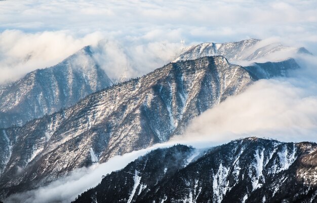 Nubes entre montañas