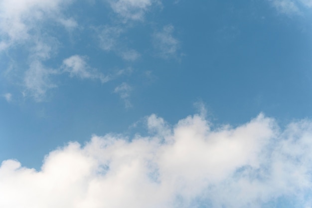 Nubes mullidas en un cielo azul