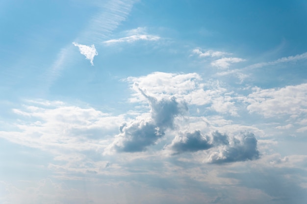 Nubes mullidas en un cielo azul