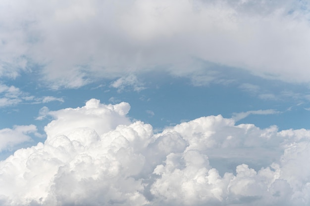 Nubes mullidas en un cielo azul