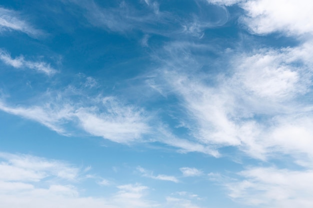 Nubes mullidas en un cielo ventoso