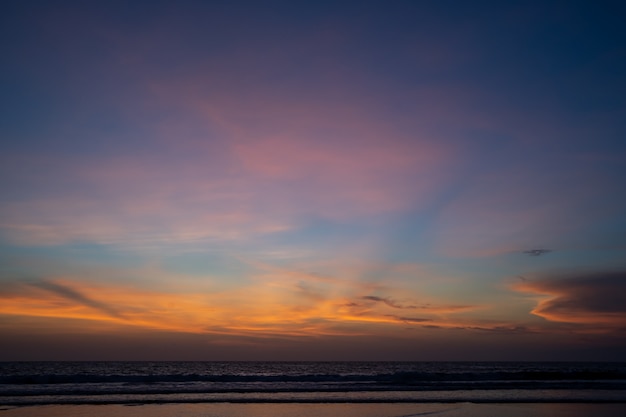 Foto gratuita nubes naranjas al atardecer del océano