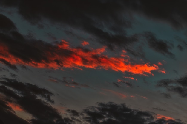 Nubes naranjas y negras