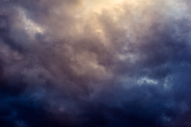 Nubes oscuras durante un clima lluvioso