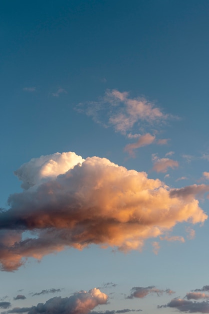 Nubes y rayos de sol en el cielo.