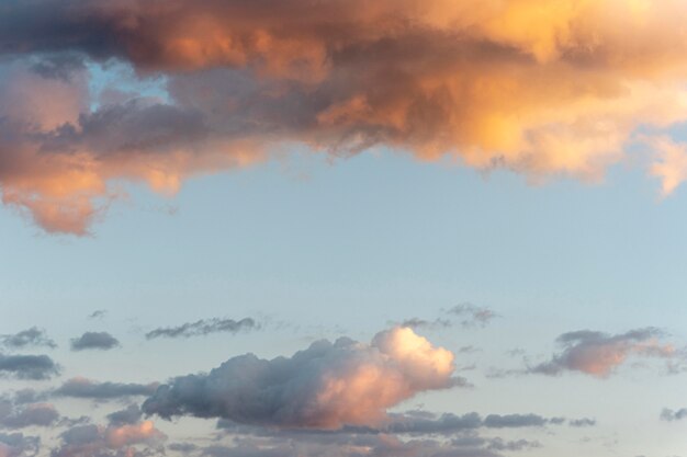 Nubes y rayos de sol en el cielo.