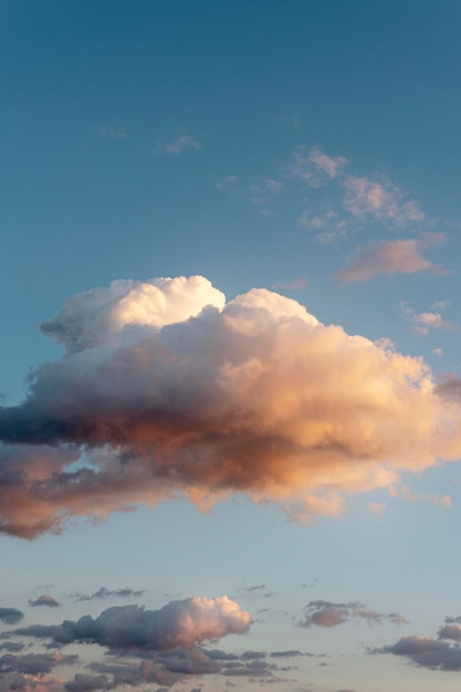 Nubes y rayos de sol en el cielo.