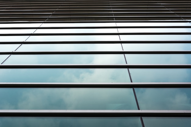 Foto gratuita nubes reflejadas en el edificio