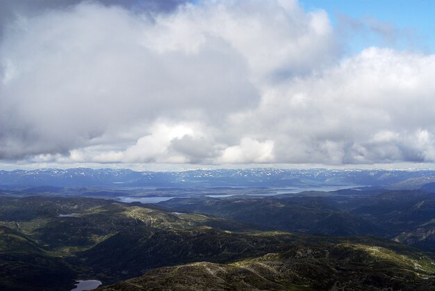 Nubes sobre las colinas en Tuddal Gaustatoppen en Noruega