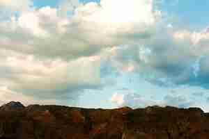 Foto gratuita nubes sobre una montaña