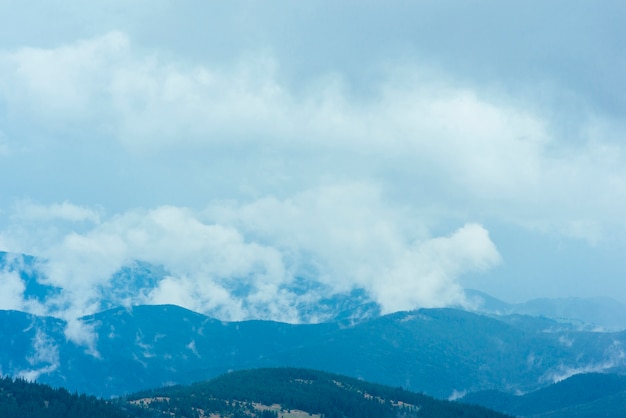 Nubes sobre el paisaje natural de las montañas verdes.